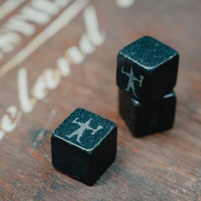 Verhef je whiskeymoment met Dingle Whiskey IJsstenen. Dit set van drie premium stenen koelt je drankje tot perfectie terwijl de volle smaak behouden blijft. Herbruikbaar, duurzaam en stijlvol ontworpen voor whiskyliefhebbers. Bestel nu!   